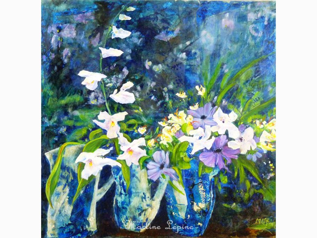 Orchidées dans trois vases bleus
